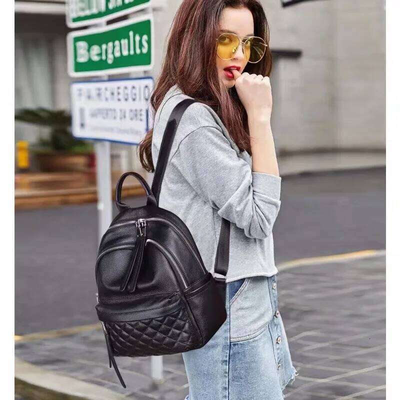 Sacs de créateurs 2025 100% de mode en cuir authentique Petites femmes sac à dos noir élégant noir jour de vacances sac à dos décontracté sacs