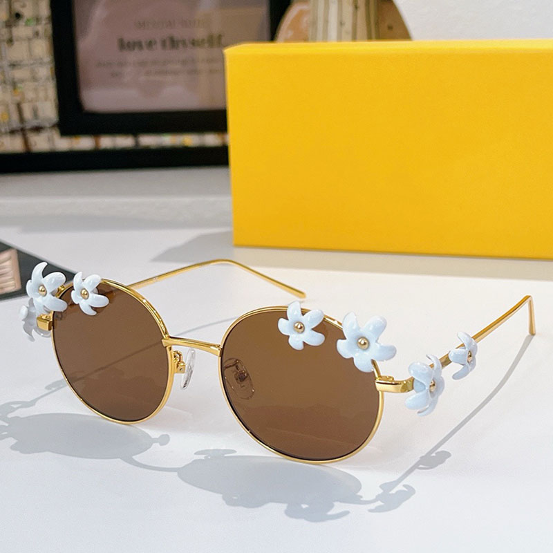 26SS Spring New Women Field Field Sunglasses Senterre de mode Metal Circular Crame Lens avec fleur Design personnalisé Lunettes de soleil Casual