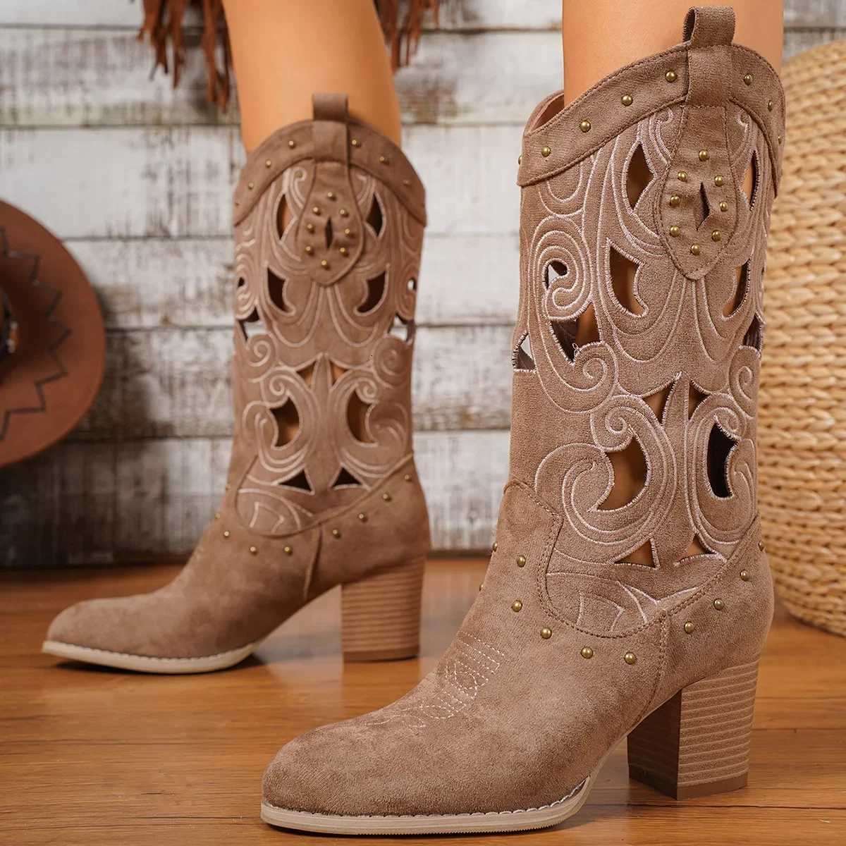 Boots Womens Summer Retro Round Toe talons grossiers Vegan en daim végétalien Bottes Western avec design creux et rivets Boots Cowboy Chaussures
