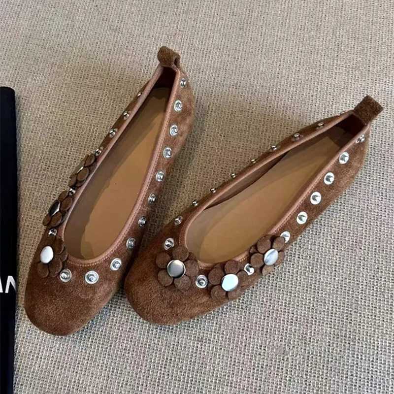 Brun Metal Butt Flower Decorati Ballet Flats Femmes Faux en daim Locons de conception élégante Chaussures Mary Jane confortables pour WomenxJ2509
