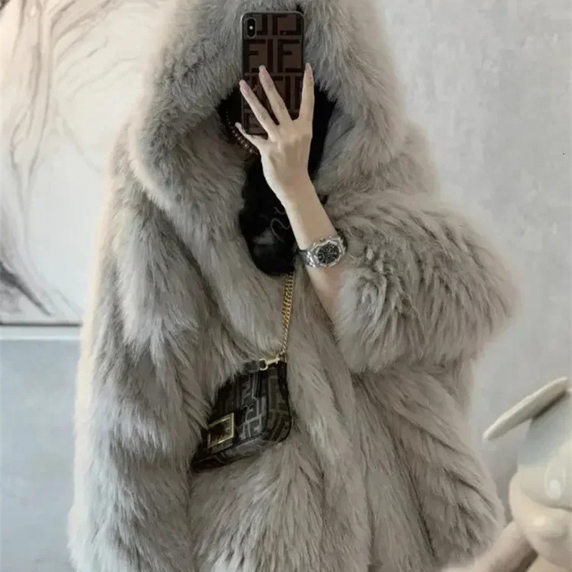 Veste d'hiver pour femmes Mabillement de fourrure de renard dans des vestes de fourrure à oreilles extérieures