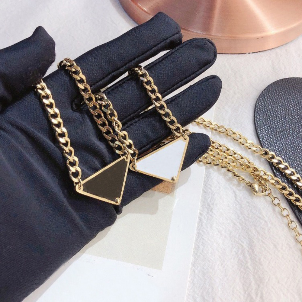 Colliers pendants Triangle classique Colliers pendants noirs blanc de luxe Charme Femme Collier Spring Girl Amour Collier cadeau d'anniversaire