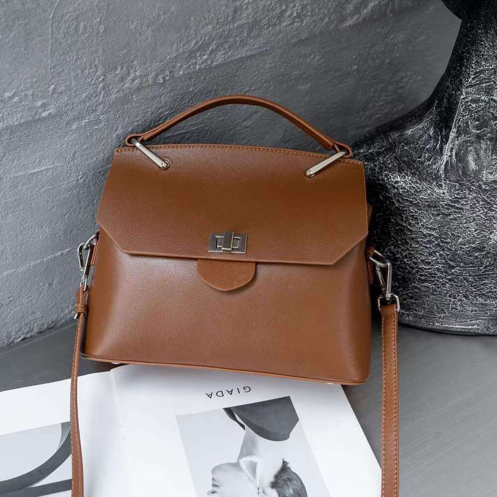Designer Bag Tote Shoulder Bag Genuine High End Commuting Fashion Handbag Versatile Light Luxury Crossbody Autumn Winter Vegetable Tanned Leather Wo