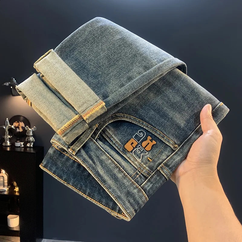 2025 Jeans rétro en bleu lavé pour hommes Tendonne à l'automne et pantalon à petite jambe Slim Fit Y250919.