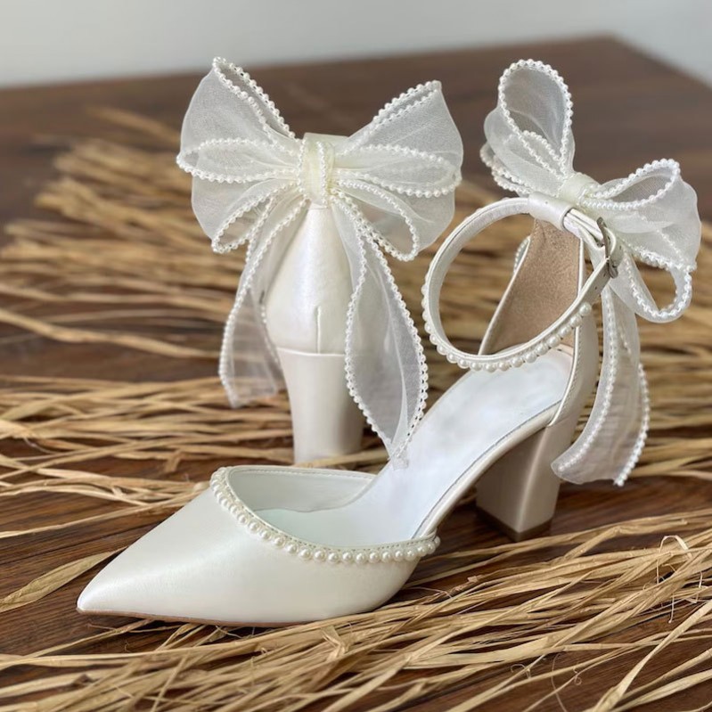 Bellissime perle Bowknot Scarpe da sposa da sposa Tacco grosso Sandali da donna a punta avorio Sandali comodi Scarpe con tacco alto firmate Décollet