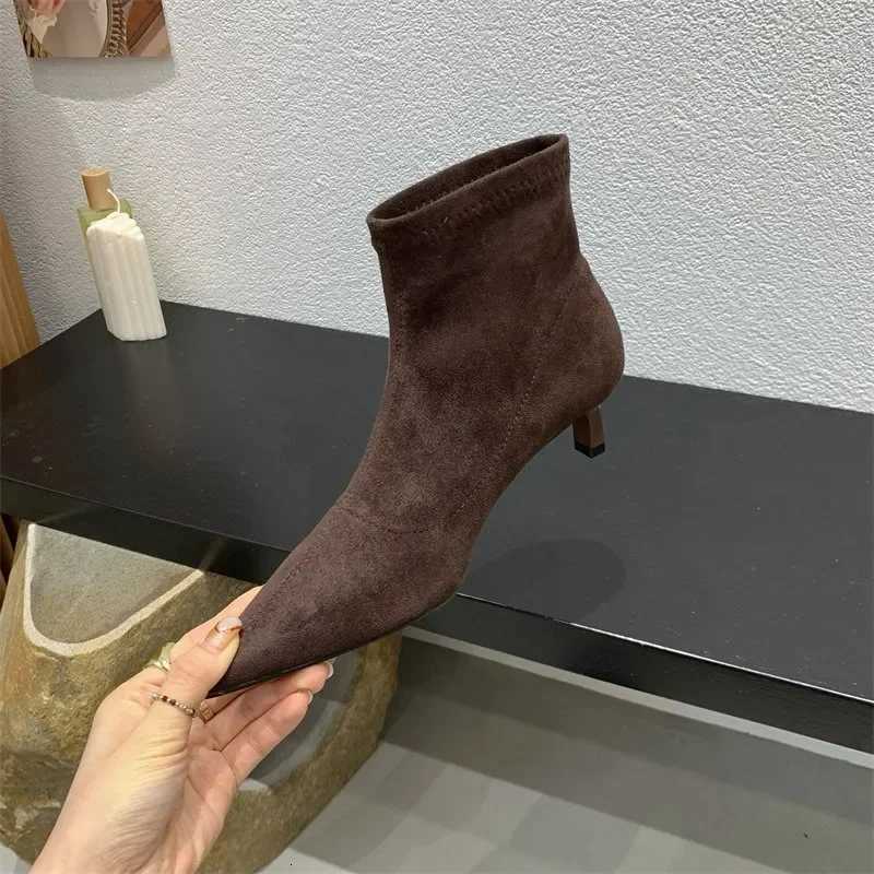2025 Vente chaude Chaussures pour femmes de la cheville Bottes pour femmes Fashion Back Zipper Office et carrière Sexy Pointed Toe Plus taille po