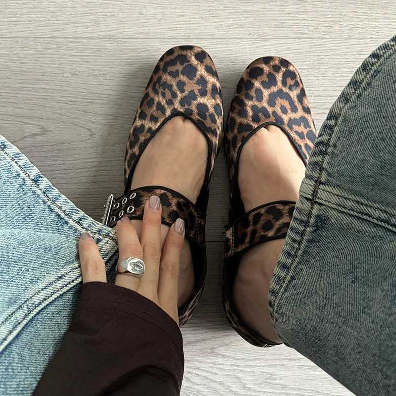 2025 Nouveau concepteur de printemps Leopard Femmes Ballet Chaussures décontractées Toe Flats de danse Prom Prom ShoesxJ250919