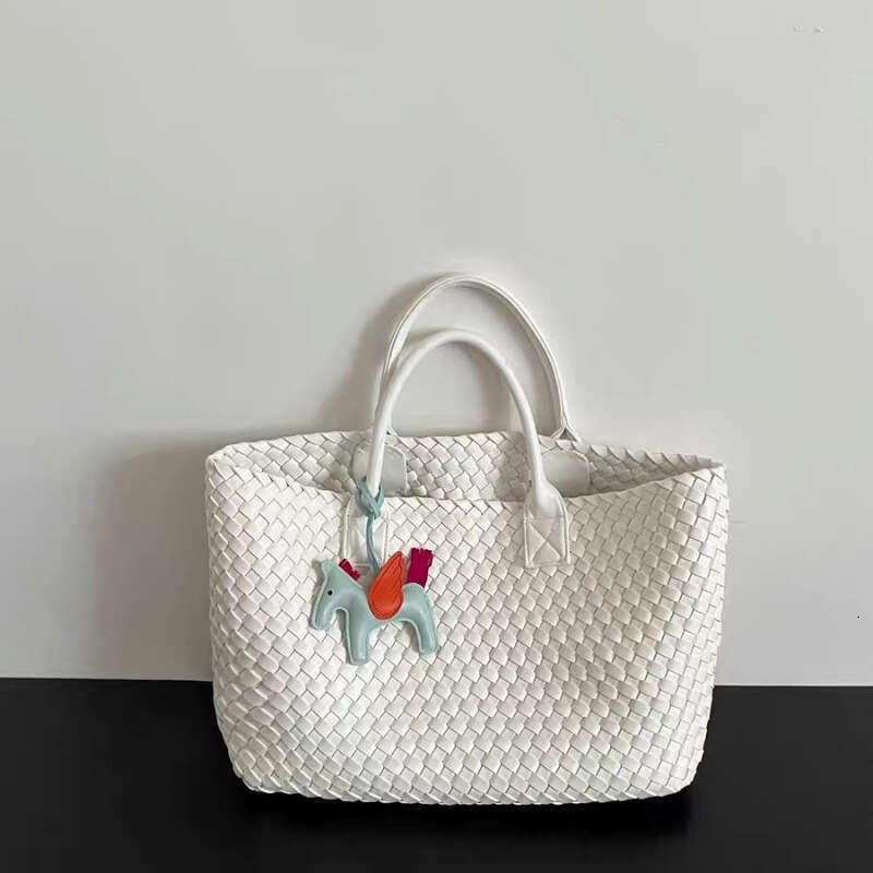 Sac de fourre-tout du concepteur Sac à bandoulière tissé pour les femmes, grande capacité, 2024 Nouveau modèle, luxe léger, sac à main de banlieu