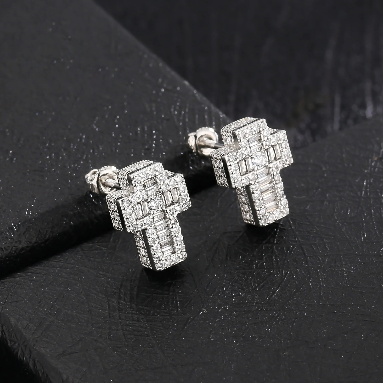 Classic Simple Inlaid Zircon Mini Cross Shape Earrings for Men Women Sparkling Party Gifts Jewelry Accessories 250920
