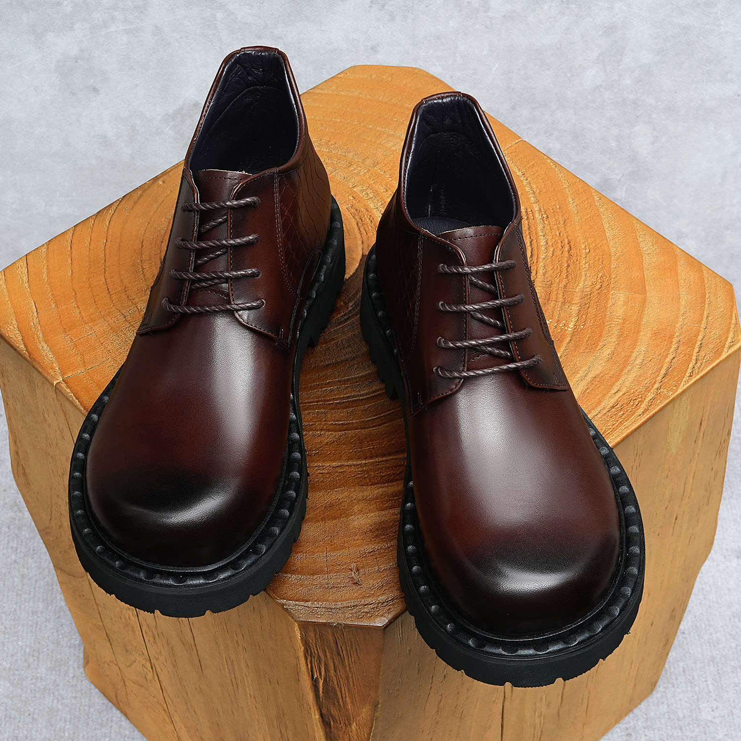 Chaussures de travail en cuir masculin de style européen avec un design arrondi confortable