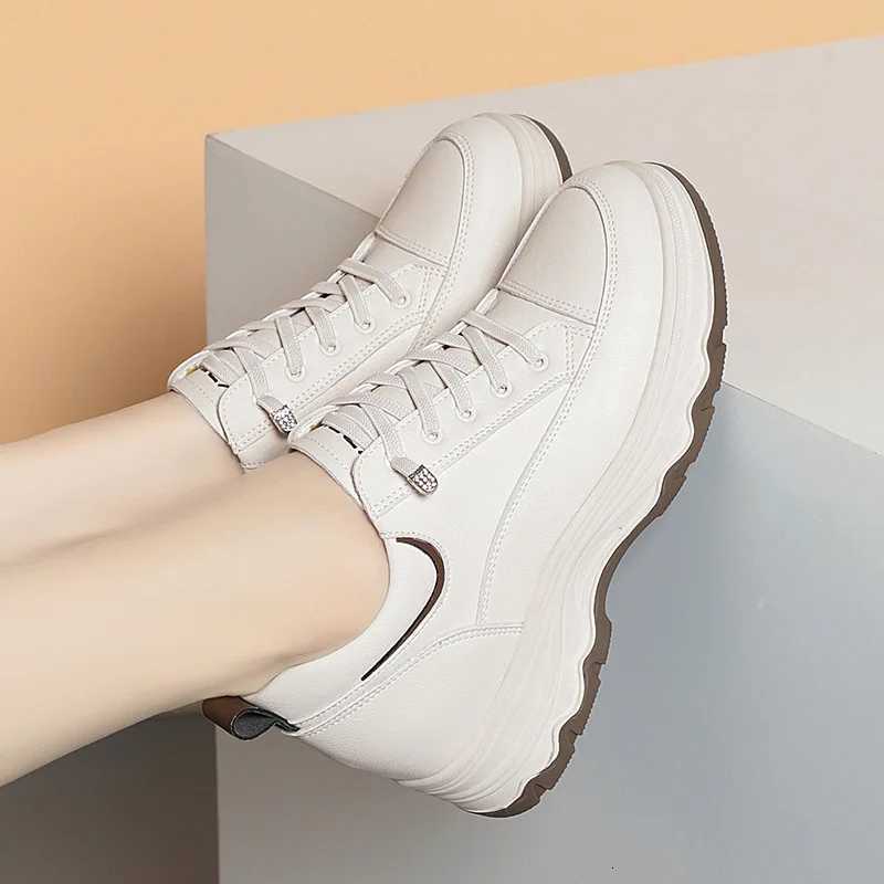 Sneakers de course en cuir souple confortable 2024 Nouveau printemps automne à la mode middleated usherly chunky provoque femme chaussures mère w