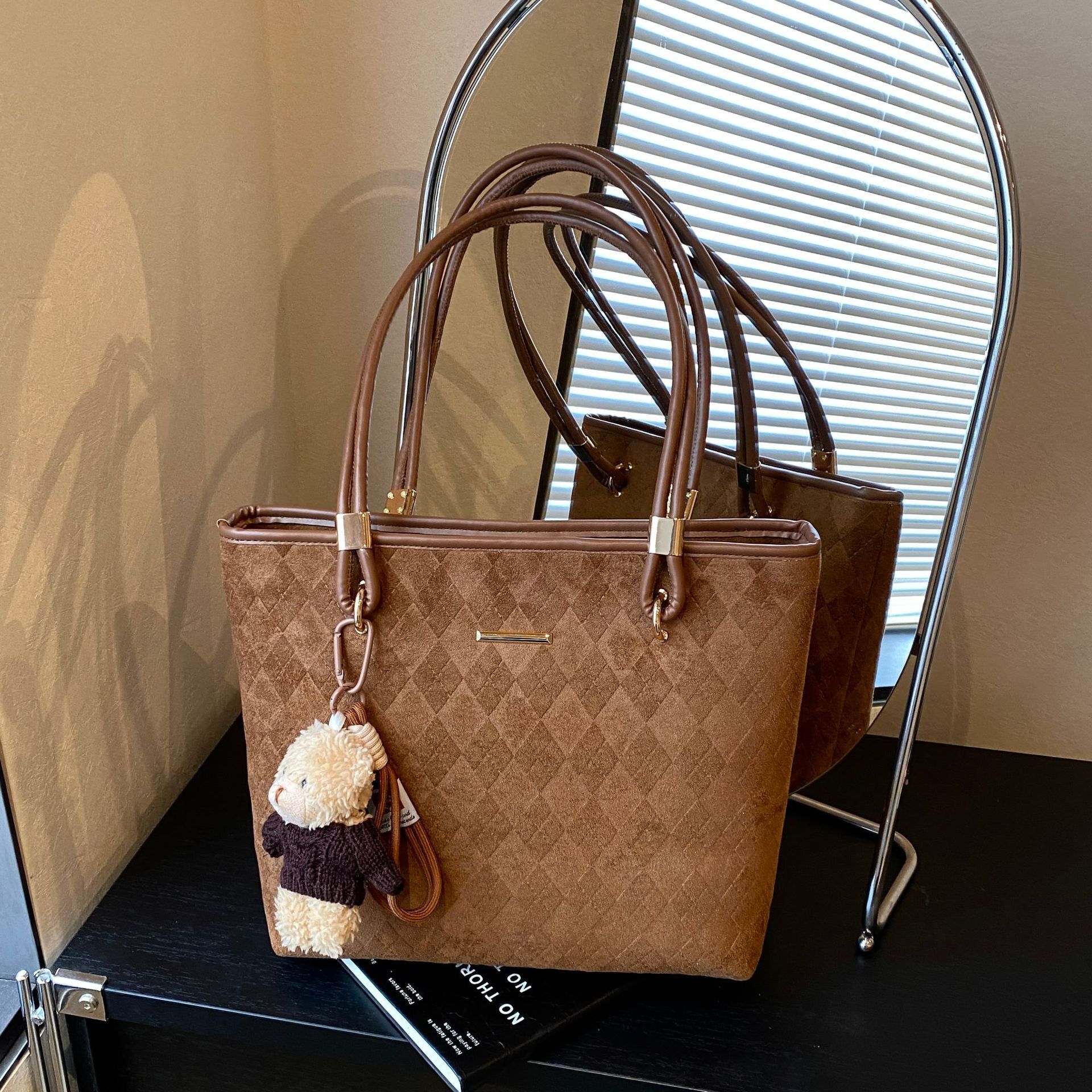 Top quality Brand High Quality New Style Free Delivery Designer Bag Vintage Large Capacity Bag 2025 New Trendy Versatile Crossbody Bag New Free Deli