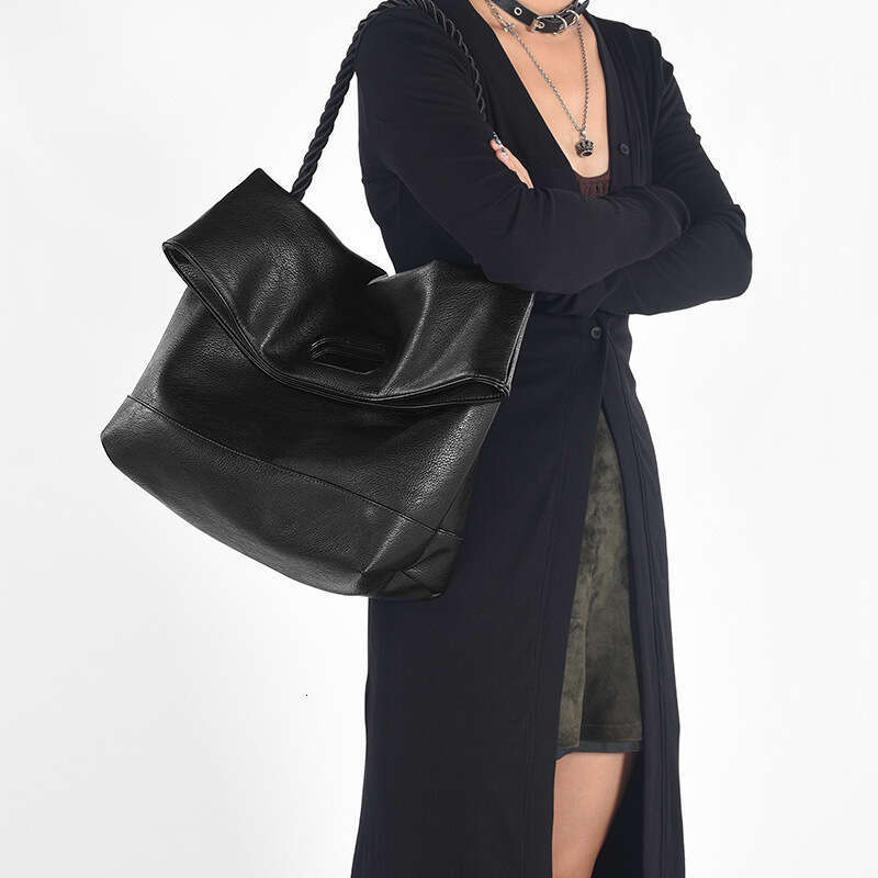 Grand automne d'hiver en cuir doux simple simple élégant féminin 2025 Tote College étudiant classe française Nouveau sac à bandoulière