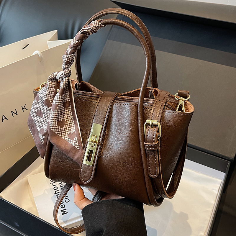 Top Brand High Quality New Style Free Delivery Designer Bucket 2025 New Trendy High-End Niche Design Crossbody Popular Retro Handbag New Free Delive