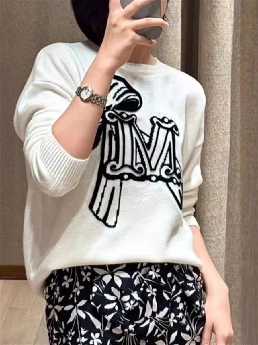 100 Femmes de laine de mouton Couleur solide Tops en tricot simple Pull imprimé lettre décontractée à manches longues pour femelle 250919
