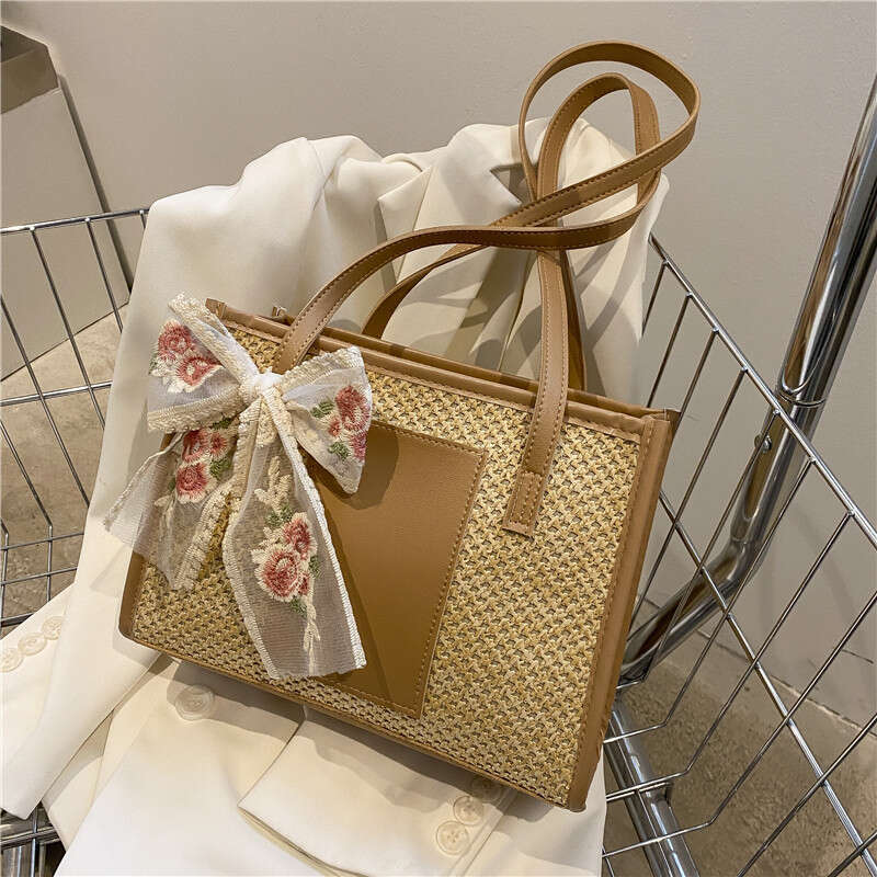 Printemps à la mode pour les femmes 2025 Nouvelle épaule tissée de la mode Sac fourre-tout à blocs de couleur décontractée
