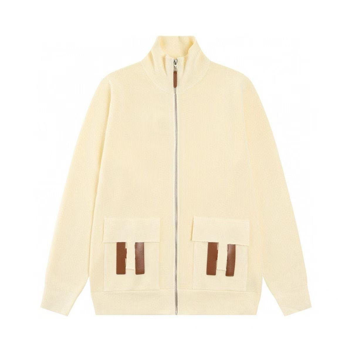 La nouvelle collection d'automne et d'hiver de la créateurs de la marque Trendy Brand propose un cardigan à fermeture éclair de poche avec un sty