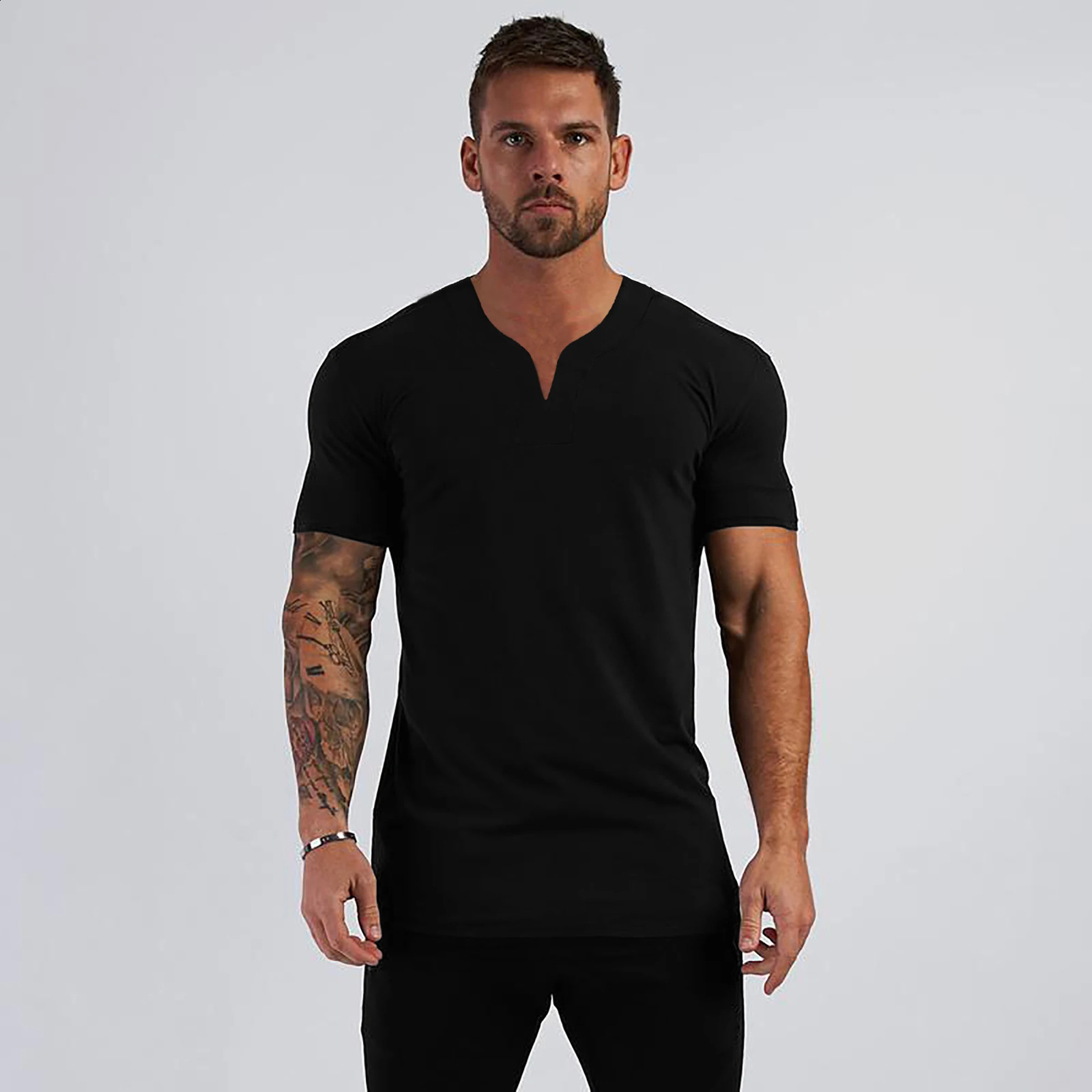 Arrivées d'été Small Neck Col à manches courtes T-shirt Men Slim Fit Fashion Tshirt Sports Casual Gym Clothing Fitness 250920