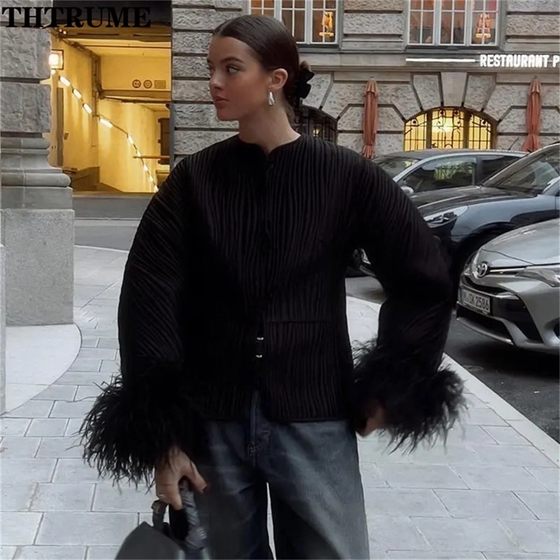 2024 Vestes d'automne Fashion Femmes Solid Splicped Feather Cuffs Lace Up Oneck Coats Casual Long Manchet Elegant Chic Coat Y250919