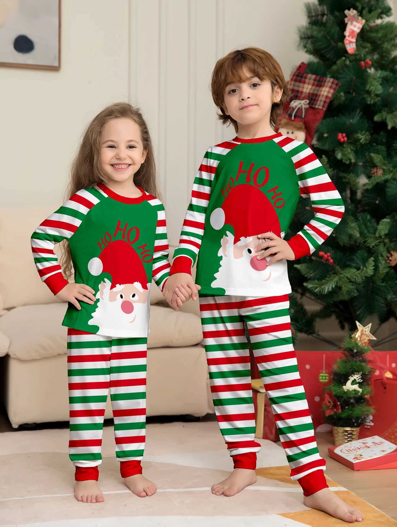 Ensemble de pyjamas de Noël assorti avec le Père Noël Ho Ho Ho Striped Imprimé Cozy Festive Ortwewear X250920