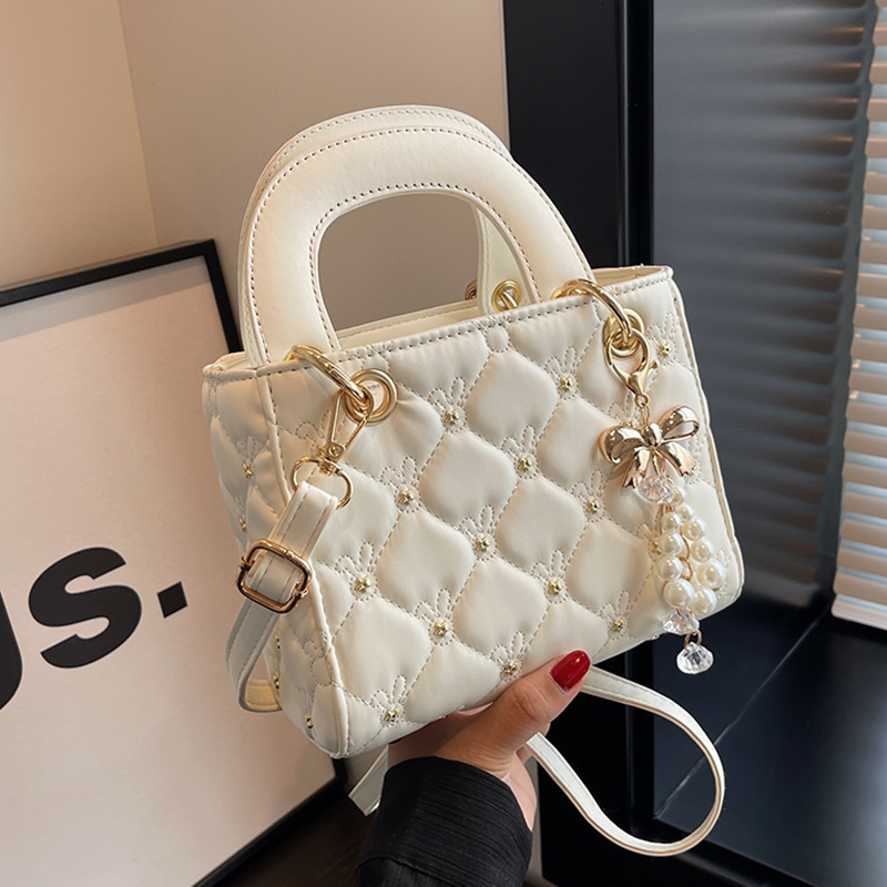 Designer High-end Women's Bag 2025 New Niche Design Messenger Bag Internet Celebrity Hot Autumn And Winter Handbag Princess Diana Quilted Bag