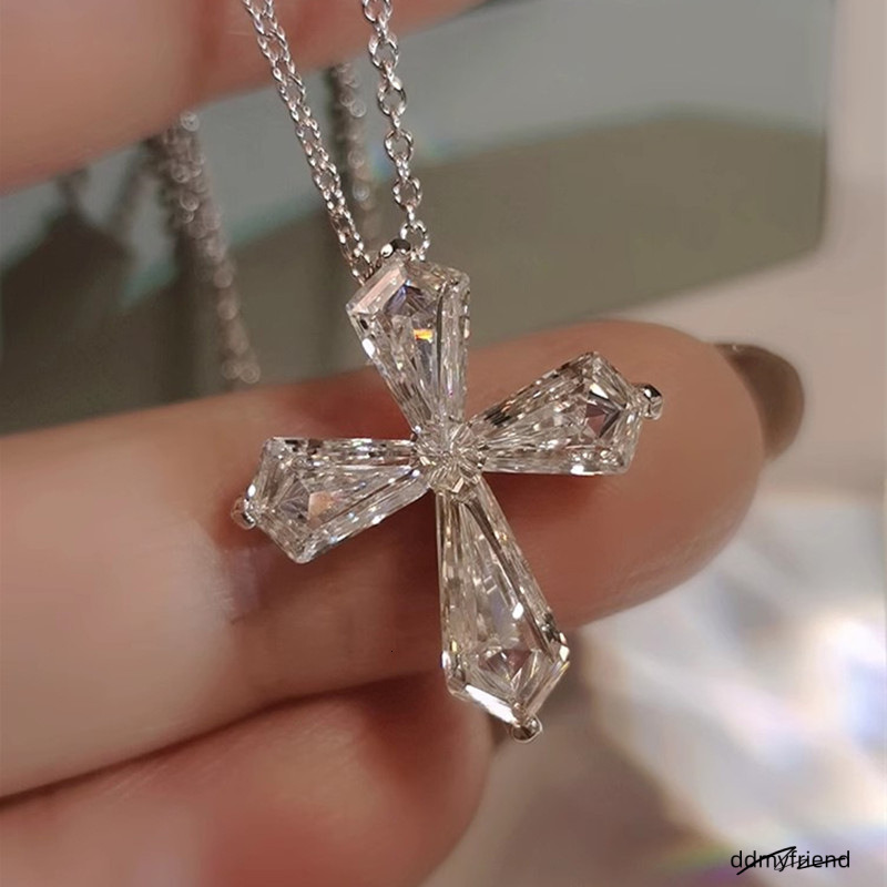 2025 Ins Top Sell Elegant Cross Pendant Simple Fashion Jewelry Sterling Sier Crystal 5A Cubic Zircon Dia Gemstones Party Eternity Women Clavicle Nec