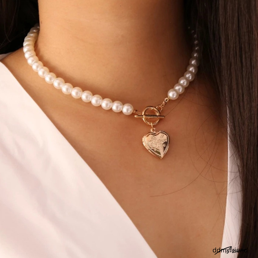 Europe et les États-Unis bijoux transfrontaliers Love Pearl Retro Retro Collier Femme Tempérament de la mode One Mot Buckle Chaîne de clavicule D