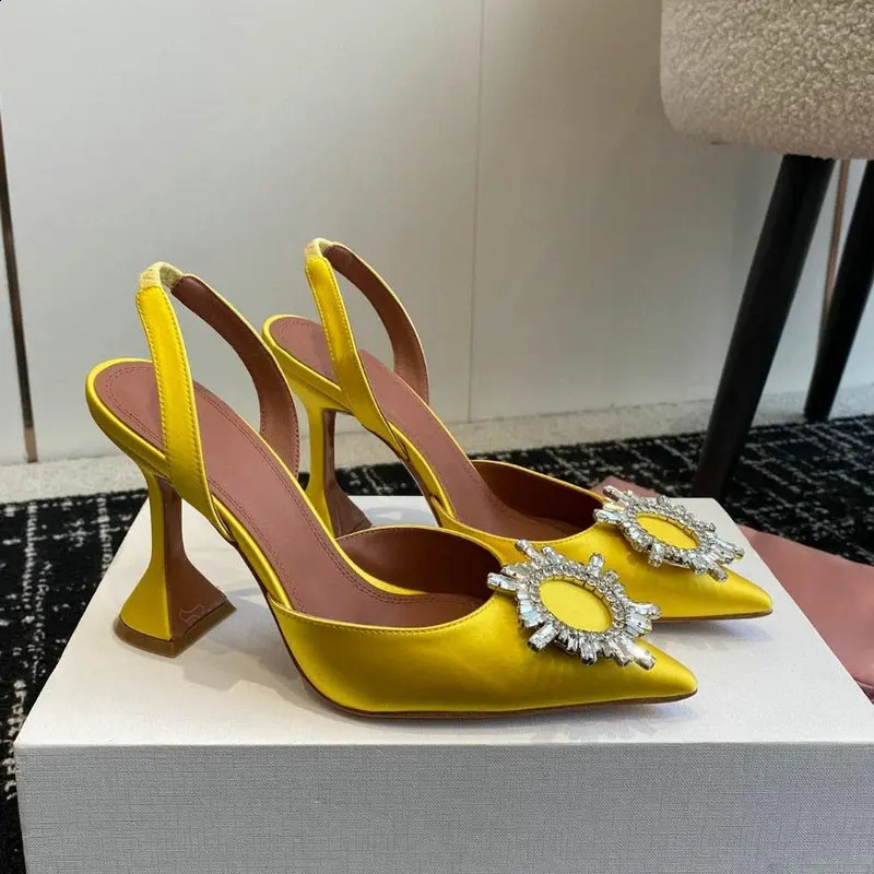 2025 Bow Ringestone Talons hauts Sandales de fête en soie de tournesol pour femmes chaussures de mariage 2550920