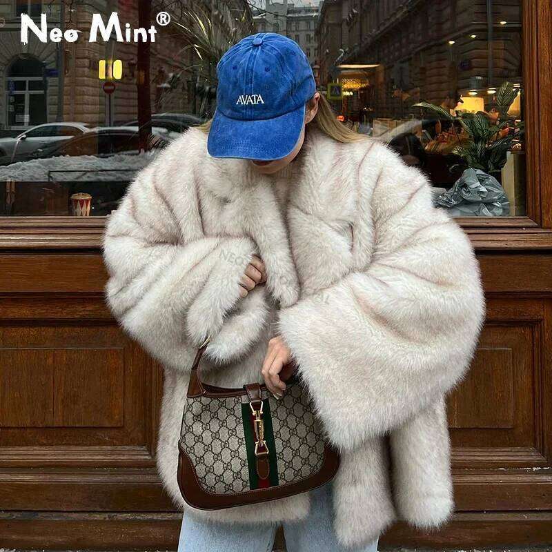 Neo Mint 2024 Winter Ins Hot Fashion Girls Oversized Gradient Coat Women Thick Warm Outerwear Fluffy Faux Fox Fur Jacket 250912