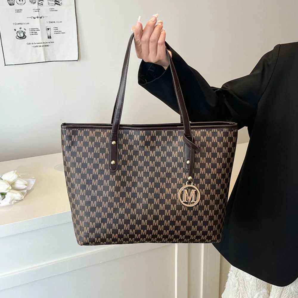 Un nouveau sac de déplacement à la mode et polyvalent à la mode et polyvalent pour les cours avec une grande capacité et un sac à main portable W
