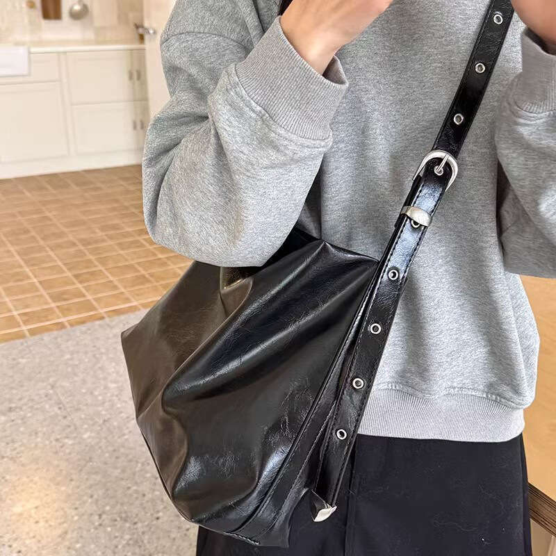 New Oil Wax Leather Large Capacity Commuter Tote for Women Korean Fashion Casual Lazy Style Single Shoulder Crossbody Bag Trendy