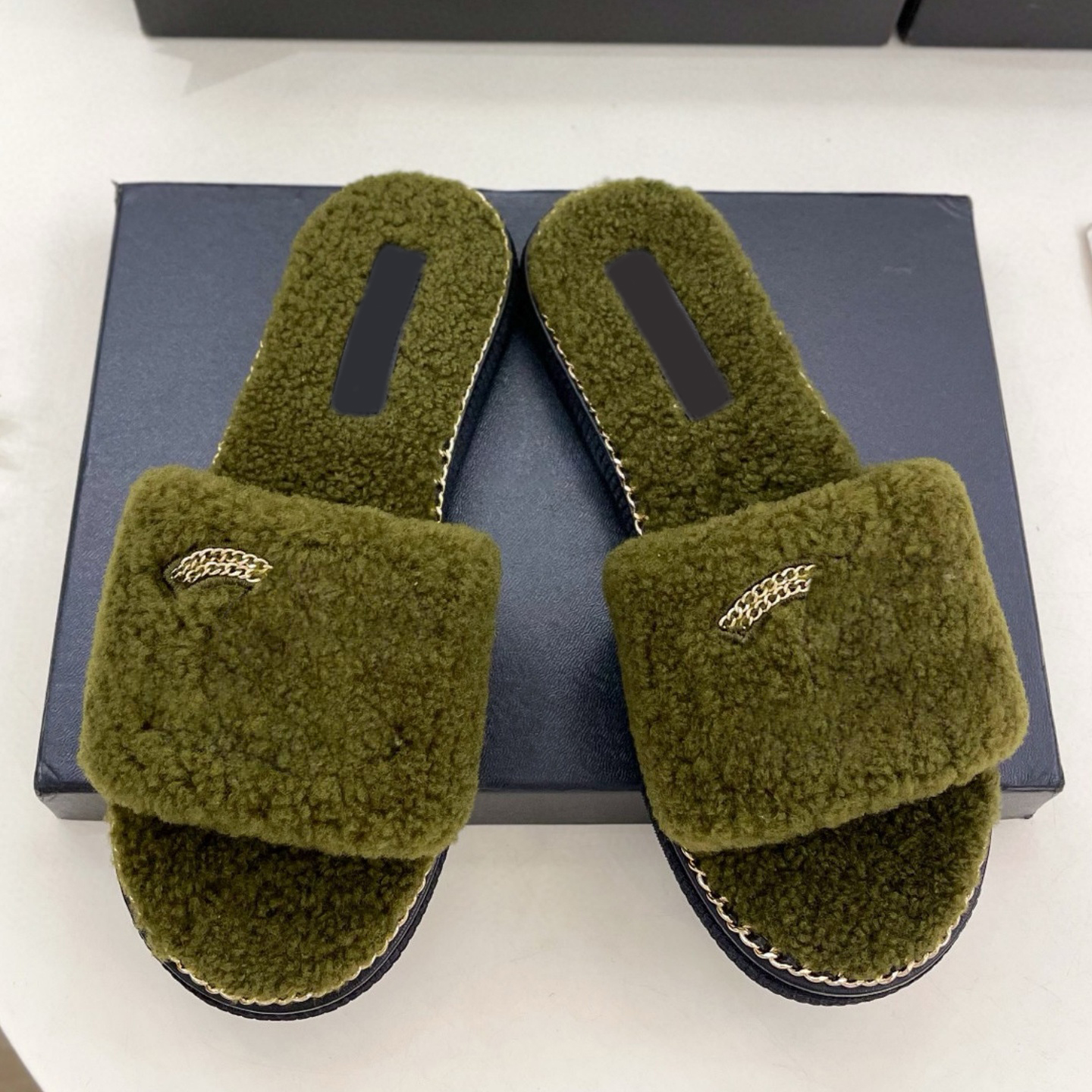 (Ordre par photo en opt, pas par desc) Des pantoufles floues pour femmes avec une chaîne décorative - des chaussures à glissière en peluche non g