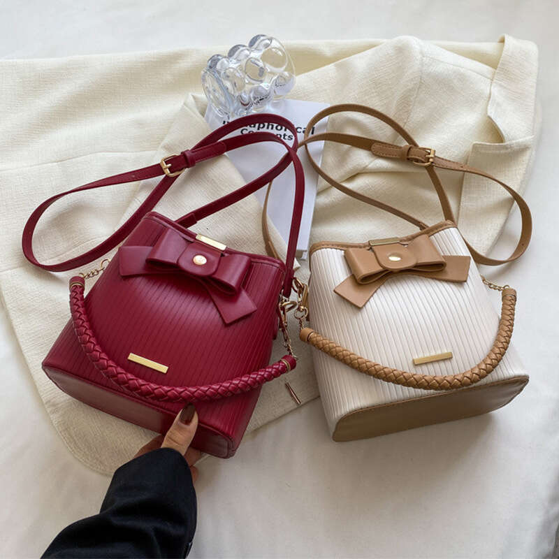 Sweet pour les femmes nouveau sac à bandoulière en cuir souple rayé avec nœud papillon tissé seau à la mode à bandoulière unique