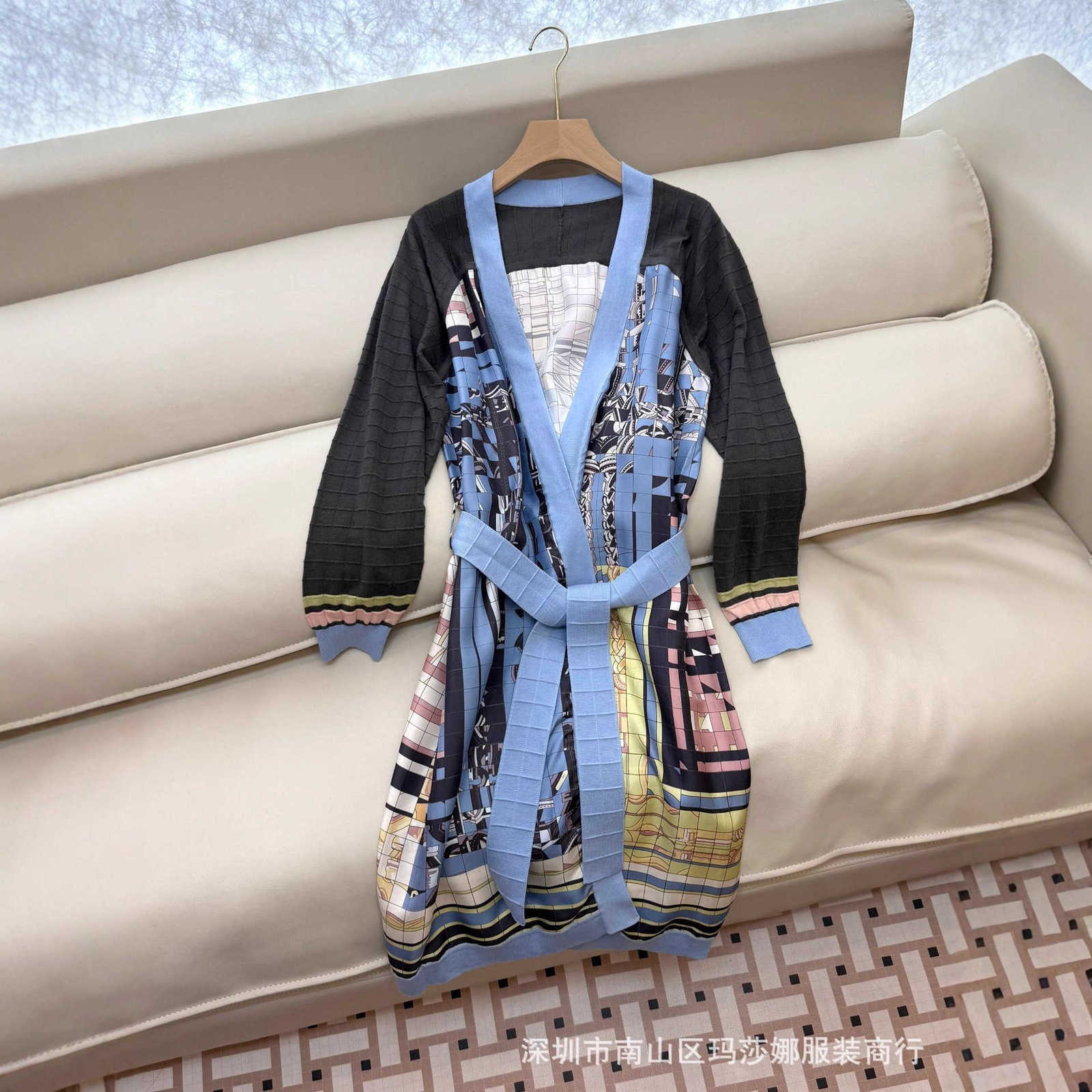 Robes décontractées de base Designer 25 automne Nouveau positionnement en soie Patchwork Patchwork en laine en tricot tricot trench-coat Milite d
