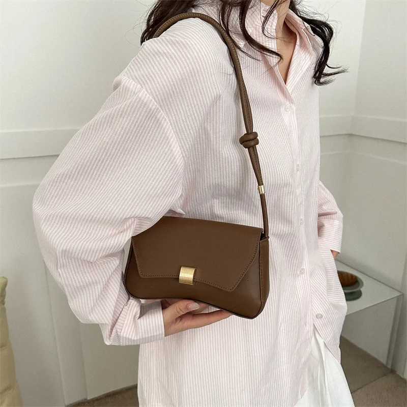 Simple Metal Buckle Handbag MessengerBag Stylish and Versatile Shoulder Underarm Bag Chic Baguette Bags for Women Daily Use W250922