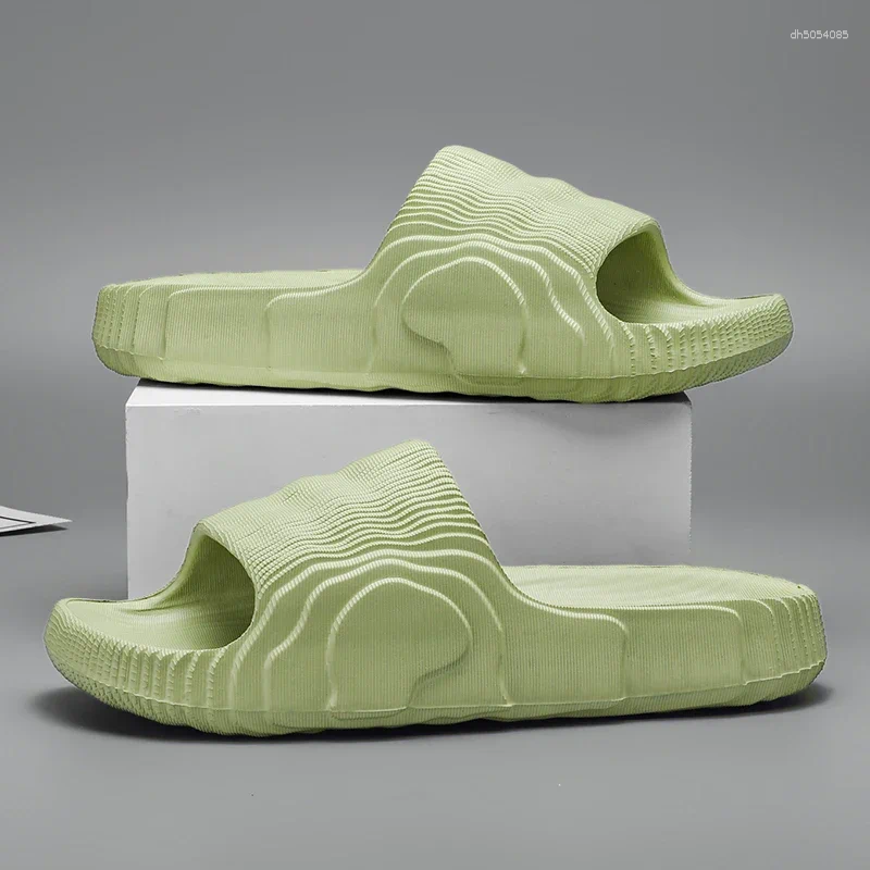 Slippers House Man Chaussures d'été Hommes Sandales masculines d'origine Généfice Mensine Slipper Luxury 2025 Sneakers masculins Cloud
