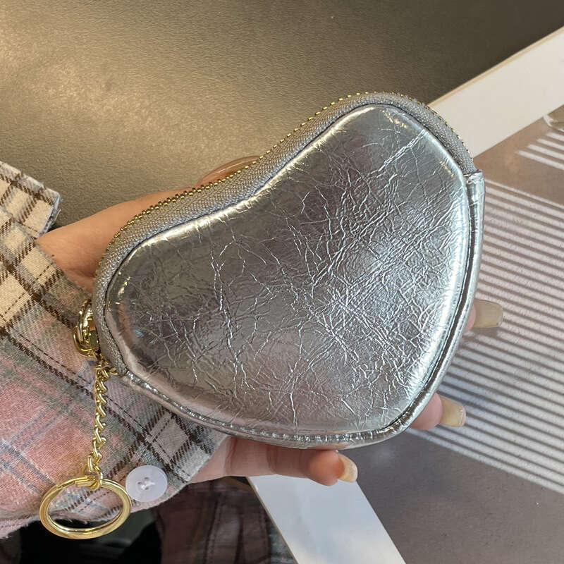2025 Nouveau sac à main à la mode pour les femmes en cuir authentique en cuir simple et élégant sac de médaillon en forme de cœur motif de rafale