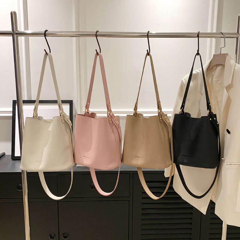 Femmes haut de gamme 2025 nouvelle mode Simple en cuir souple épaule unique mère-fille pour le travail trajet bandoulière sac seau