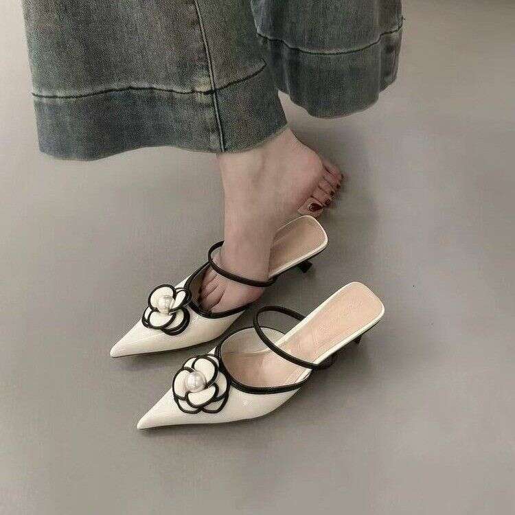 Floride de perle française à la mode talons hauts 2025 Spring et été sandales à talons minces pointues avec capuchons d'orteil, fée élégante