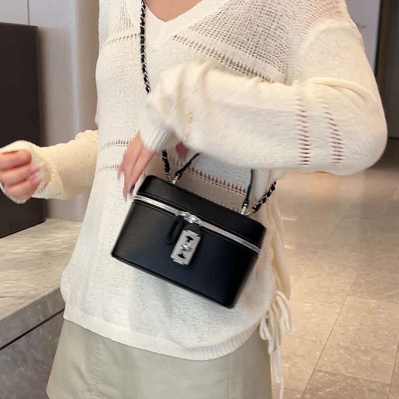 High-Quality Textured Chain Fashion Women's 2025 New Trendy Handbag Simple Versatile Shoulder Bag