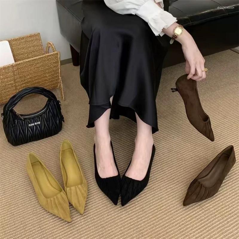 Chaussures habillées 2025 Toes pointues plissés de talons hauts pour femmes pompes en cuir souple polyvalent