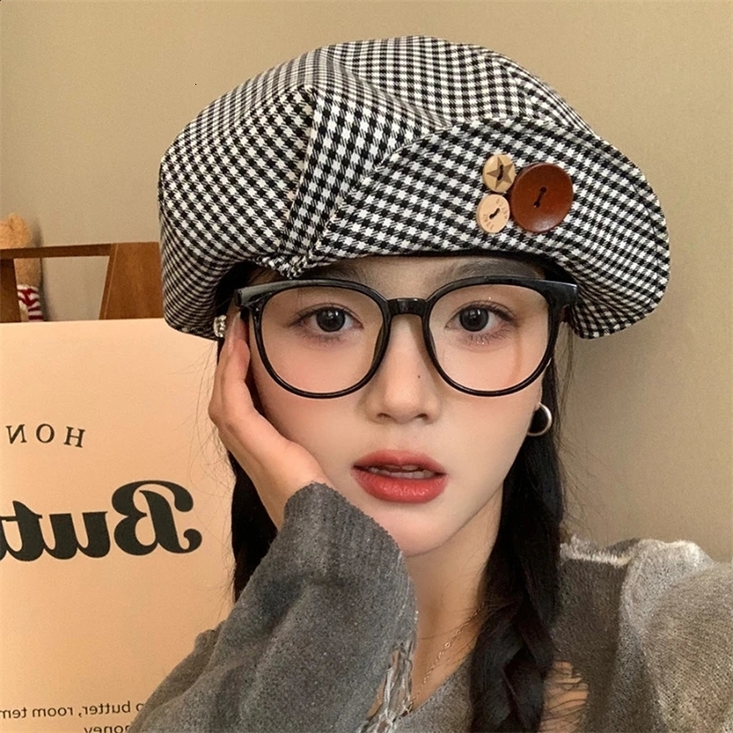 Korean Handmade Button Painter Hats for Women Spring and Summer Retro Black and White Plaid Show Face Small Berets Caps Y2k 241224