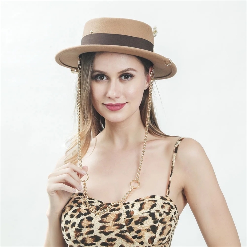 Black cap female British wool hat fashion party flat top hat chain strap and pin fedoras for woman for a street-style shooting 240701