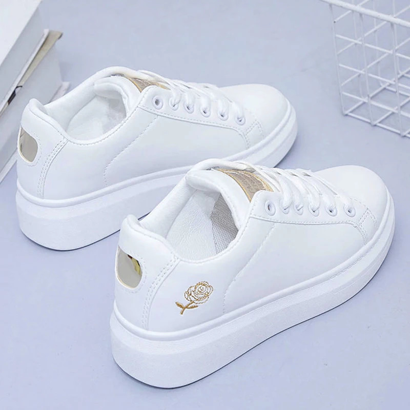 Chaussures féminines printemps et d'été en cuir de style sport ventilé