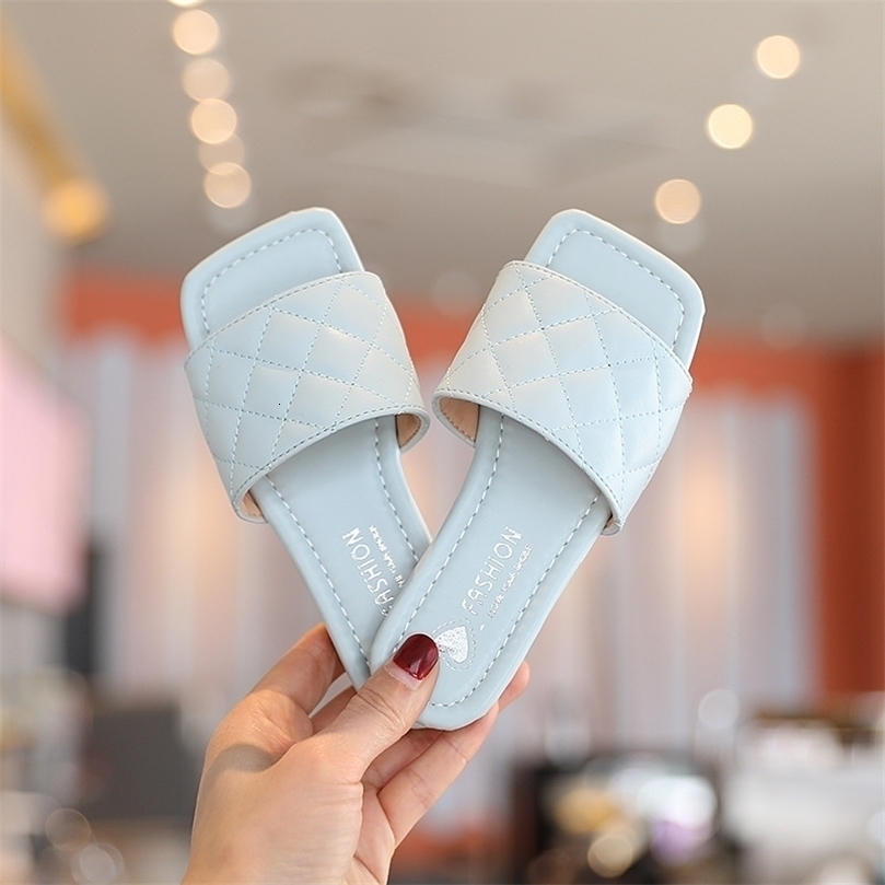 Summer Slippers for Girls Korean Version Flat Bottom Fashion Oneword Thongs Solid Color Childrens Fashion Beach Shoes 220621