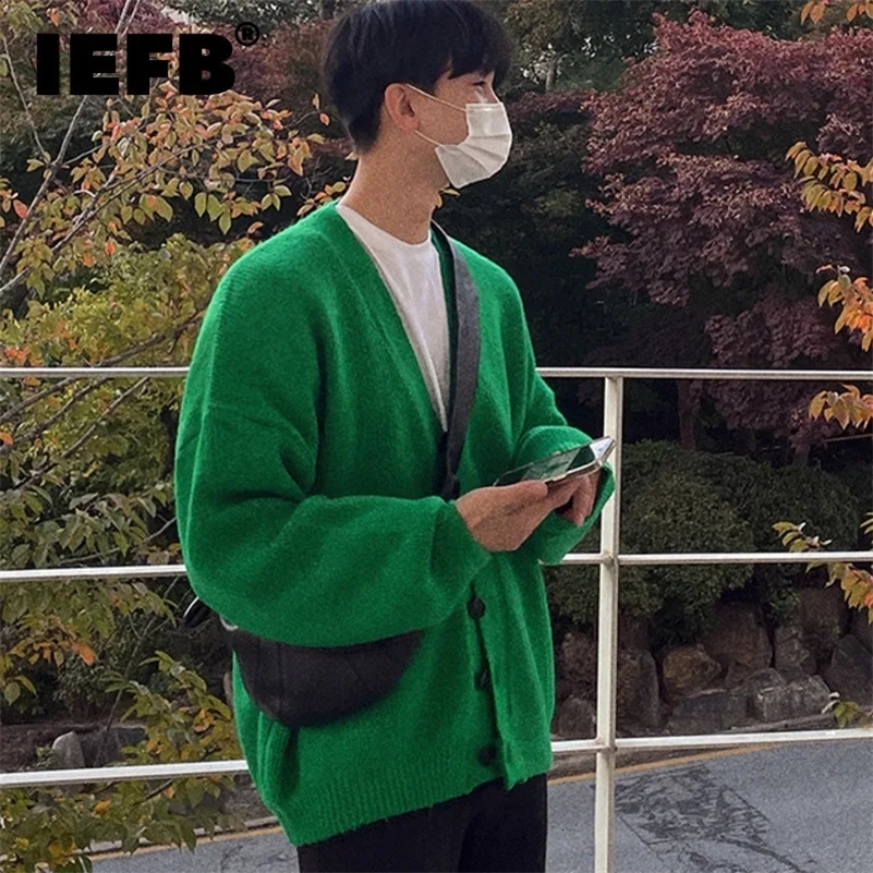IEFB Cardigan Mens Sweater V-neck Autumn Winter Korean Fashion Loose Trend Casual Knitted Coat Solid Color Male Tops 240824