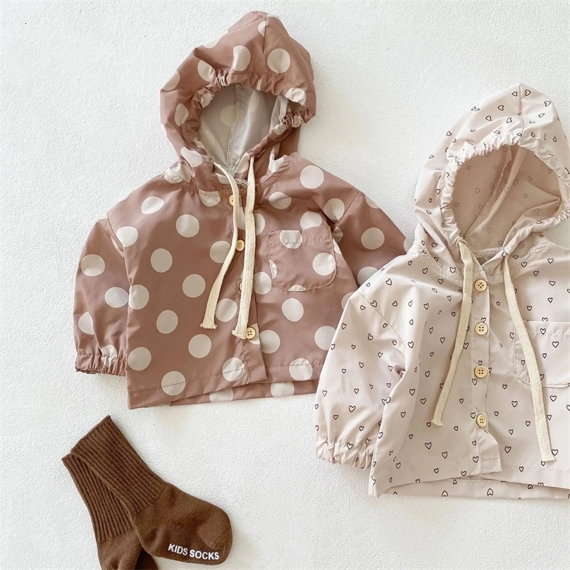 Spring Summer Lightweight Toddler Windbreaker Singlebreasted Hooded Baby Girls Lovely Dots Long Sleeved Coat born 036Months 240220