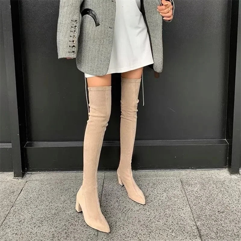 Botas altas sobre la rodilla para mujer Tacos de punta puntiaguda con botas de nieve Chelsea 2024 tendencia invernal de gamuza sexy gruesas Zapatos