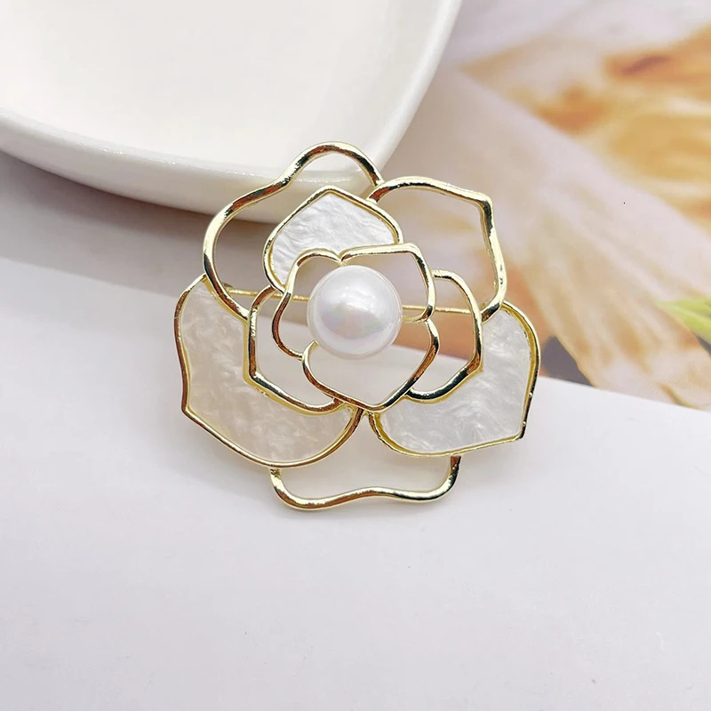 1PCS Tulip Flower Golden Brooch Elegant Design Sense Rose White Stone Jewelry Luxury 2024 High Quality 250922