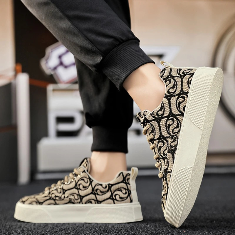 Lorme confortable à la mode vers le haut en caoutchouc épais Niche décontractée toile basse toile plate à fond plat pour hommes chaussures de spo